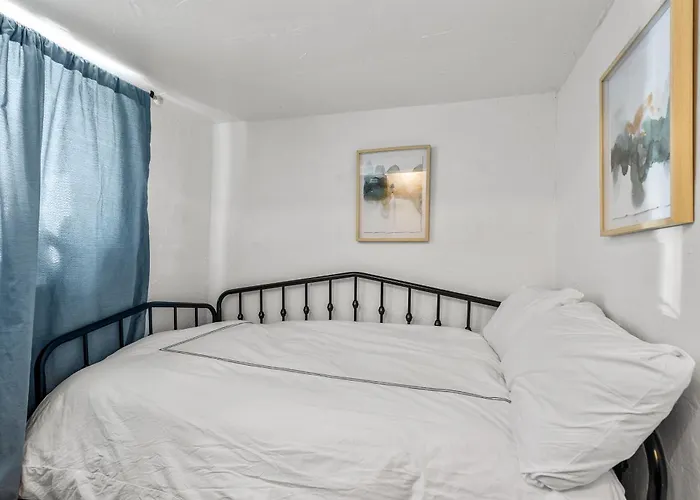 5 Minute Walking To Downtown, Nau, Coffee Shops, Shopping, Parks And More!