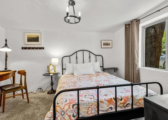 5 Minute Walking To Downtown, Nau, Coffee Shops, Shopping, Parks And More!
