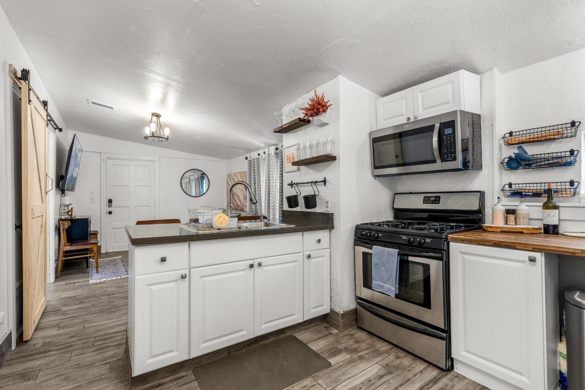 5 Minute Walking To Downtown, Nau, Coffee Shops, Shopping, Parks And More! *