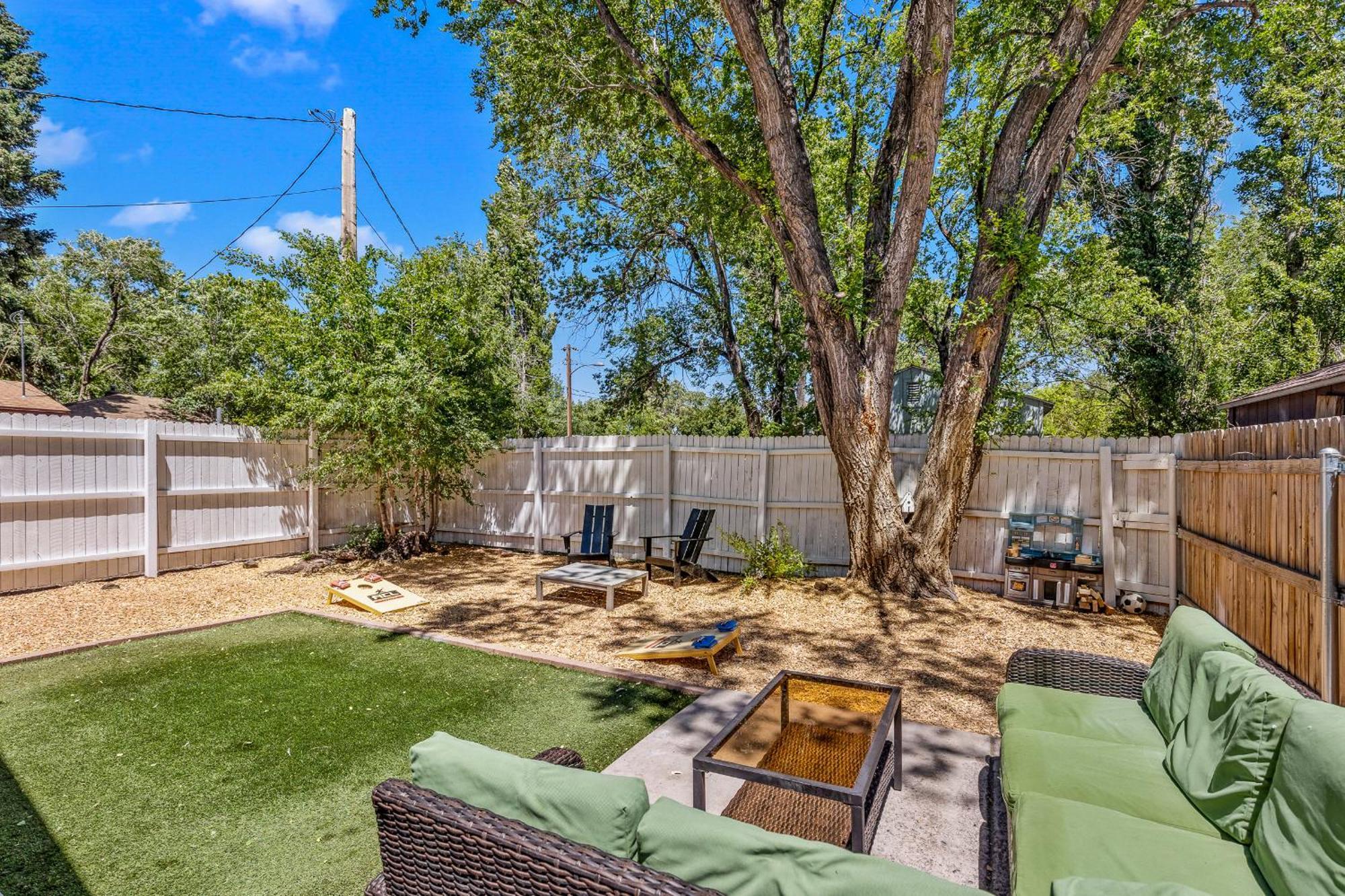 5 Minute Walking To Downtown, Nau, Coffee Shops, Shopping, Parks And More!
