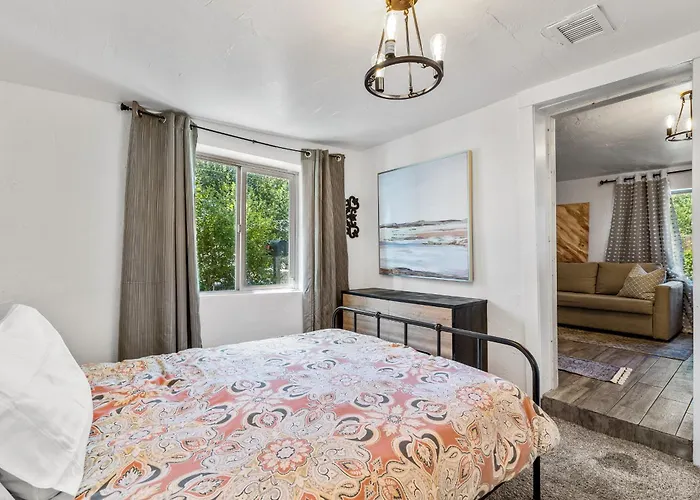 5 Minute Walking To Downtown, Nau, Coffee Shops, Shopping, Parks And More!
