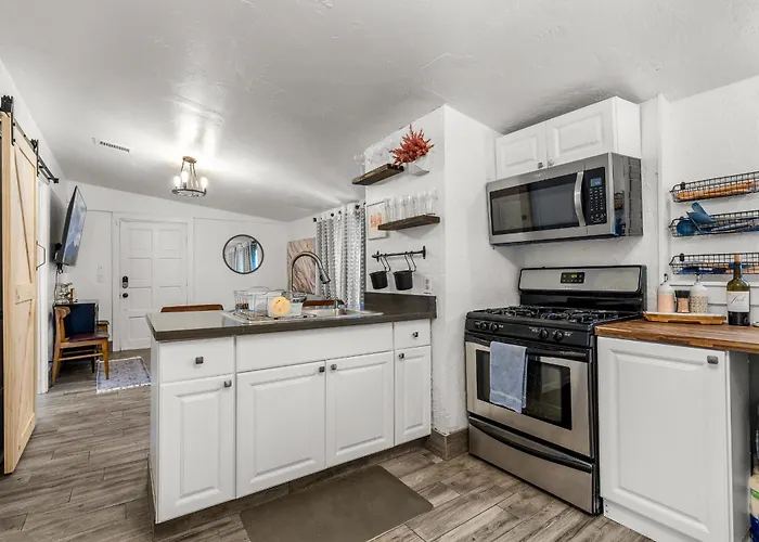 5 Minute Walking To Downtown, Nau, Coffee Shops, Shopping, Parks And More!