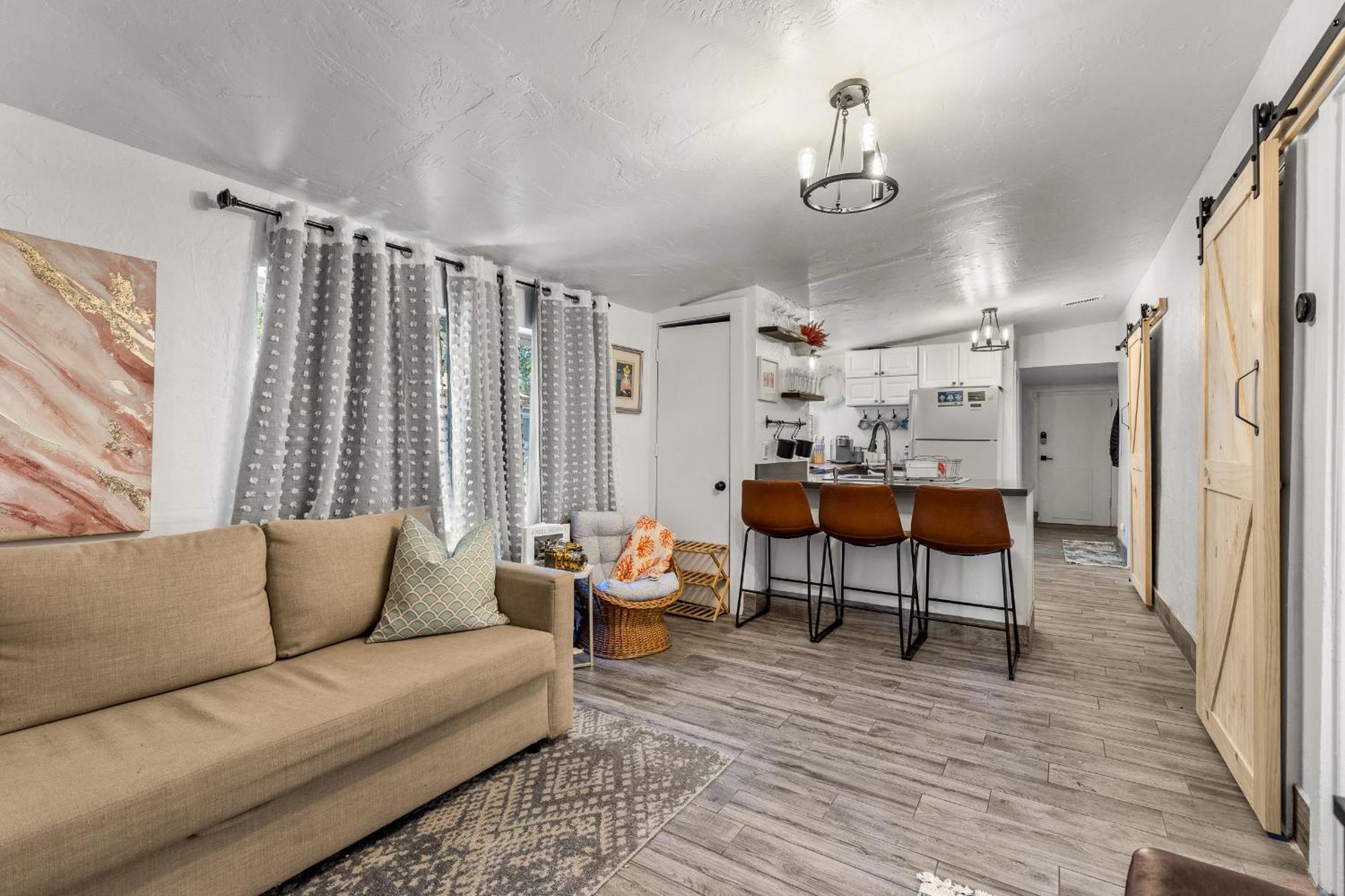 Hébergement de vacances 5 Minute Walking To Downtown, Nau, Coffee Shops, Shopping, Parks And More! *